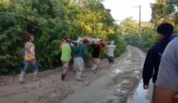 Akibat Jalan Rusak Seorang Warga di Jombang Meninggal Dunia saat Ditandu Menuju ke Puskesmas