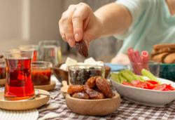 Waktu Tepat Berhenti Makan Sahur, Imsak atau Azan Shubuh ?