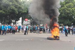 Mahasiswa Tolak Jabatan Presiden 3 Periode, Terlibat Ricuh di Depan Gedung DPRD Cirebon