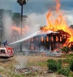 Rumah Adat Sao Mario di Soppeng , Sulsel Ludes Terbakar