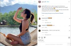 6 Foto di Pantai Gisella Anastasia, Seksi Pakai Bra Abu-Abu hingga Dress Menerawang!