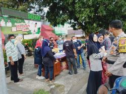 Berbagi Berkah Ramadan, Paguyuban RT Ini Bagikan Makanan, Telor dan Masker Gratis