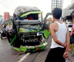 Elf Oleng Hilang Kendali Hantam Toko dan Motor Terparkir, Sopir Terjepit Body