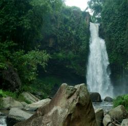 Sejukkan Hati dan Pikiran di Air Terjun Jaran Goyang