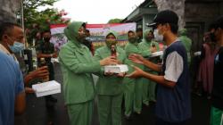 Seluruh Jajaran Kodim 0811 Tuban Secara Serantak Bagi Takjil di 20 Kecamatan