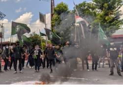 Tolak Jabatan 3 Periode, HMI Blitar Gelar Demonstrasi dan Dudukkan Wakil Rakyat Dengan Beralas Aspal