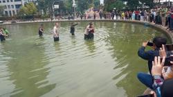 Aksi 11 April, Pria Misterius Masuk Kolam Patung Kuda Teriak “Merdeka!”