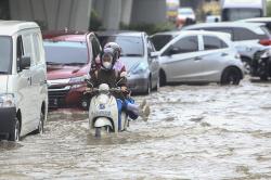 Hujan Deras Simpang Polda Palembang Tergenang Banjir