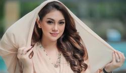 Celine Evangelista Siap Jadi Mualaf, Kini Rajin Dengarkan Ceramah Ustadz
