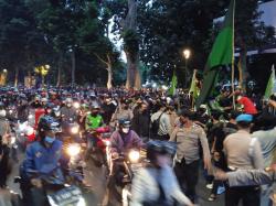 Kesal Jalan Dialihakan, Pengendara Terobos Penyekatan Aksi Demo Mahasiswa di Sekitaran Istana Bogor