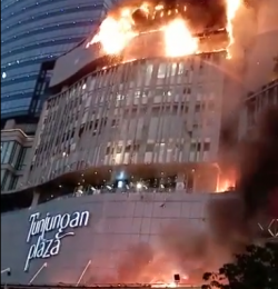 Kronologi Tunjungan Plaza 5 Terbakar , Awal Api Pertama Terlihat di Area Parkiran