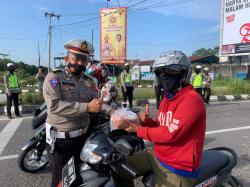 Dirlantas Polda Babel Bagikan 300 Paket Takjil Kepada Pengendara di Kota Pangkalpinang 