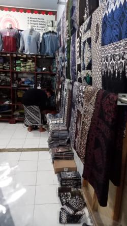 Lebaran Semakin Dekat, Pedagang Sarung Batik Pekalongan Kewalahan Layani Orderan!