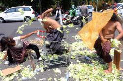 Seniman Dirikan Makam di Grahadi Surabaya