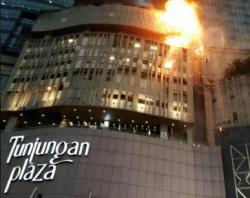 Pusat Perbelanjaan Terbesar di Surabaya Tunjungan Plaza Terbakar, Pengunjuk Panik Berhamburan Keluar