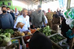 Bagikan BLT Minyak Goreng di Pasar Brebes, Jokowi: Dipakai yang Baik Ya!