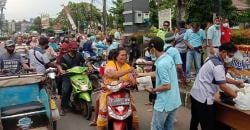 Dpc HPI Pangandaran Bagi-bagi Takjil Dan Masker Kepada Masyarakat Yang Sedang Ngabuburit