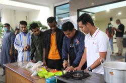 Masak Bersama Rektor UMP dengan Mahasiswa Sejumlah Negara untuk Buka Puasa