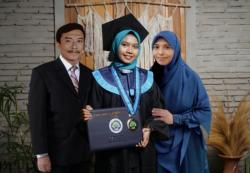 Cerita Haru, Gadis Yatim Piatu Ingin Foto Bersama Ibu Dan Ayah Usai Wisuda, Tukang Edit Foto Beraksi