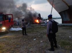 Ditpolairud Polda Banten Padamkan Kebakaran Kapal Johan Jaya di Jetty Bojonegara