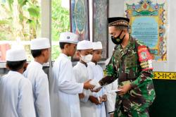 Prajurit Marinir TNI AL Santuni Anak Yatim di Sebatik