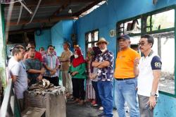 IKA Unhas dan AAS Foundation Bantu Korban Kebakaran di Jl Pandang, Makassar