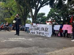 Aksi di Depan PN Bengkulu, Warga : Pak Presiden, Tolong Damaikan Desa Jenggalu ini!