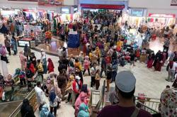 Jelang Lebaran, Pasar Tanah Abang Penuh Sesak Diserbu Pembeli 