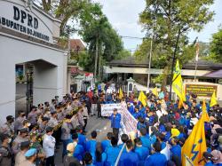 Tanggapi Fenomena Kebijakan Pusat, PMII Bojonegoro Gelar Demontrasi Sampaikan 5 Tuntutan