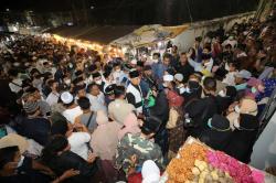 Berziarah di Makam Sunan Ampel, AHY Disambut Ribuan Warga