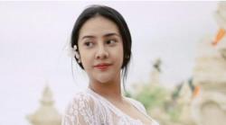 Anya Geraldine Pakai Kebaya Kartini yang Transparan. Netizen: Begitu Mempesona!