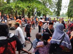 Jelang Lebaran Ratusan Abang Becak di Brebes Terima Paket Sembako