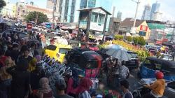 Lalu Lintas Macet, Pasar Tanah Abang Ramai Pengunjung Jelang Lebaran