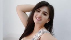 Diana Dee Pose Menantang Buka Paha Mulus, Netizen: Bening Banget