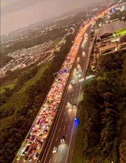 Jelang Mudik, Video Kemacetan di Jalan Tol Viral. Jasa Marga Berikan Penjelasan