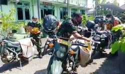 Minyak Goreng Masih Langka, TNI di Brebes Motoran Bagikan Minyak Goreng ke Warga