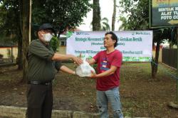 Perhutani Banyumas Barat Bagi Ratusan Takjil untuk Masyarakat