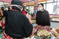 Ketua DPR Tinjau Pasar Jungke Sekaligus Borong Bakso untuk Buka Puasa Didampingi Gibran