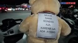 Tidak Ada Pacar, Pria Ini Mudik Bawa Boneka