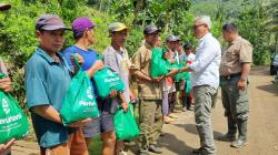 Perhutani Banyumas Barat Serahkan 10.151 Paket Sembako ke Pekerja Hutan