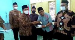 Tenaga Honorer di Lingkungan Kemenag Kota Pekalongan Terima Zakat