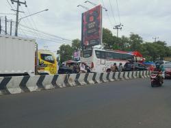 Imbas One Way, Jalan Raya Sunan Gunung Jati Macet Panjang