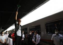 Setelah Bus, Hari Ini Ganjar Lepas 320 Pemudik Kereta Api