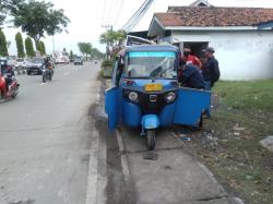 Mengaku Mengantuk, Bajaj Oleng Hingga Tabrak Trotoar di Pantura Brebes