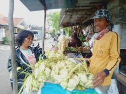 Penjual Kulit Ketupat Banjir Rejeki Jelang Lebaran, Omset Naik 3 Kali Lipat Dibanding Tahun Lalu