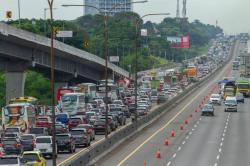 Kendaraan Pemudik Makin Padat, Gerbang Tol Cikampek Utama Macet 2 Km