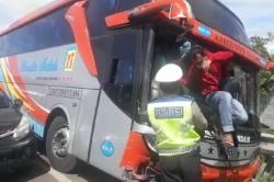 3 Minibus Yang Terjebak Kemacetan Di Tol Tangerang - Merak Ditabrak Bus