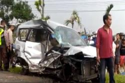 Pegawai PT KAI Dihantam Kereta Api di Blitar kala Naik Minibus Beserta Istrinya Tewas, 1 Kritis