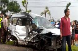 Mobil Pegawai PT KAI Tertabrak KA Penataran, 2 Orang Tewas, 1 Orang Kritis