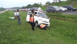 Mobil Travel Pemudik Cilacap Pecah Ban dan Teguling-guling di Tol Cipali